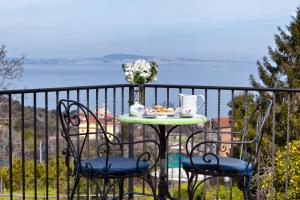 una mesa con un plato de comida en el balcón en Casa Vacanze Villa Antonella by Gocce, en Vico Equense