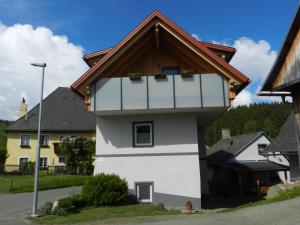 Casa blanca con techo de madera en Apartment Wohlesser, en Neumarkt in Steiermark