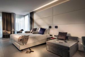 pokój hotelowy z łóżkiem i krzesłem w obiekcie J44 Lifestyle Hotel w mieście Lido di Jesolo