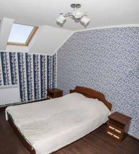 チェマルにあるUsadba Bereg Mechtyの青い壁のベッドルーム1室(ベッド1台付)