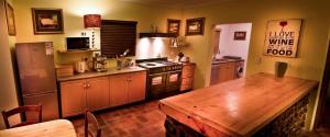 - une cuisine avec une table en bois et un comptoir dans l'établissement The FarSide Stable Cottage, à Nottingham Road