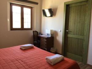 a bedroom with a bed and a desk and a window at la Pepi house 2 in Arcones