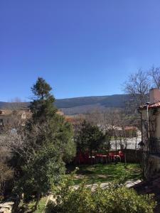 a view of a yard with a fence and a tree at la Pepi house 2 in Arcones