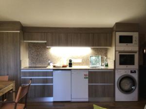 a kitchen with a washing machine and a washer at la Pepi house 2 in Arcones