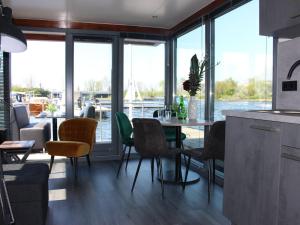 Imagen de la galería de Cozy houseboat at the edge of the marina with beautiful view, en Uitgeest