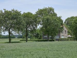 un campo de hierba frente a una casa en Holiday home in a rural location near sea, en Zuidzande