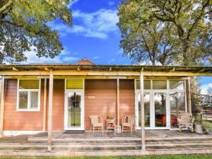 Casa con porche con mesa y sillas en Fantastic modern vacation home with views, en Tripscompagnie