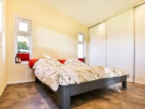 1 dormitorio con 1 cama y 2 ventanas en Fantastic modern vacation home with views, en Tripscompagnie