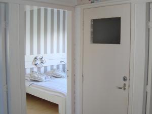 ベルゲン・アーン・ゼーにあるBeautiful house in Bergen aan Zee in the dunesのベビーベッド1台付きの客室です。