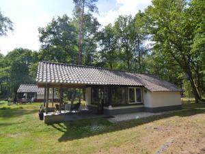 StramproyにあるDetached bungalow with lovely covered terrace in a nature rich holiday parkの小屋