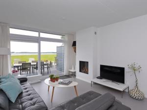 Μια τηλεόραση ή/και κέντρο ψυχαγωγίας στο Waterfront Getaway in Kamperland