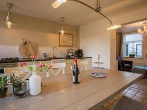 kuchnia i jadalnia z drewnianym stołem w obiekcie Spacious holiday home in Groede w mieście Groede