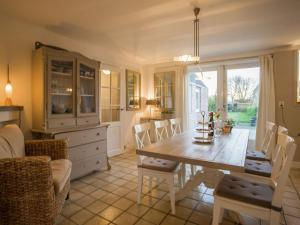 kuchnia i jadalnia ze stołem i krzesłami w obiekcie Spacious holiday home in Groede w mieście Groede