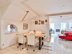 uma sala de jantar com mesa e cadeiras em Quaint Holiday Home with sauna and Jacuzzi em Gerkesklooster