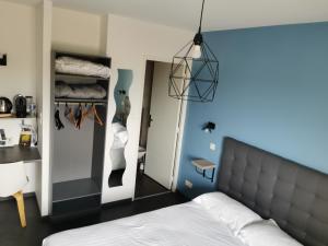 Postel nebo postele na pokoji v ubytování Logis Hotel- Restaurant La Haie Des Vignes Séminaires et Evènementiel