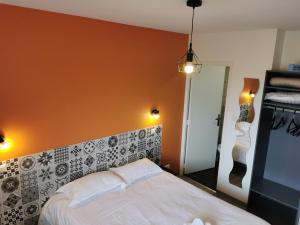 Postel nebo postele na pokoji v ubytování Logis Hotel- Restaurant La Haie Des Vignes Séminaires et Evènementiel