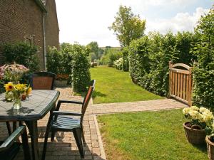 Jardín al aire libre en Bright Farmhouse in Gulpen Netherlands With Garden
