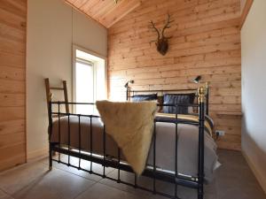 Bunk bed o mga bunk bed sa kuwarto sa Lovely Holiday Home in Nistelrode near Lake