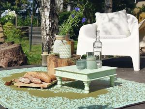 una mesa con una botella de vino y una barra de pan en Charming Tent Lodge in Callantsoog near Beach, en Callantsoog