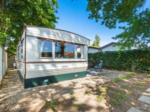 mały domek jest zaparkowany na podwórku w obiekcie Comfortable holiday home in Garderen w mieście Garderen