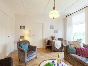 ein Wohnzimmer mit einem Sofa und einem Tisch in der Unterkunft Lovely Cottage near Sea in Wemeldinge in Wemeldinge