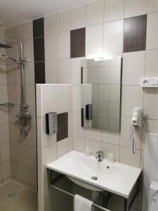 Koupelna v ubytování Logis Hotel- Restaurant La Haie Des Vignes Séminaires et Evènementiel