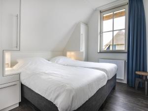 Luxury villa with a sauna, at the Tjeukemeer tesisinde bir odada yatak veya yataklar