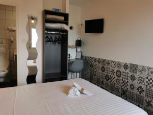 Postel nebo postele na pokoji v ubytování Logis Hotel- Restaurant La Haie Des Vignes Séminaires et Evènementiel