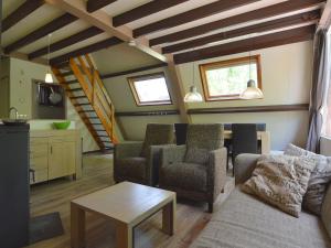 StramproyにあるCosy Holiday Home in Limburg with Forest nearbyのリビングルーム(ソファ、椅子、テーブル付)