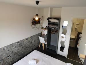 Postel nebo postele na pokoji v ubytování Logis Hotel- Restaurant La Haie Des Vignes Séminaires et Evènementiel