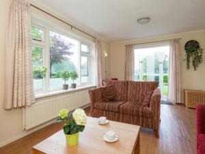 Uma área de estar em Quietly located holiday home in Emst with enclosed garden