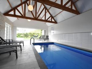 una piscina con acqua blu in un edificio di Lavish Villa in Julianadorp aan zee with Sauna a De Zandloper