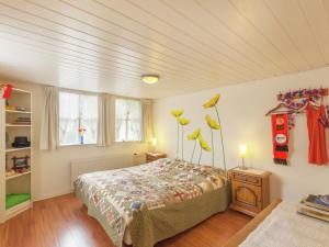 1 dormitorio con 1 cama y suelo de madera en Attractive holiday home in Soerendonk, en Soerendonk