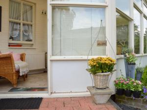 une porte d'entrée d'une maison avec un vase de fleurs dans l'établissement Attractive holiday home in Soerendonk, à Soerendonk