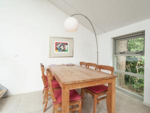 comedor con mesa de madera y sillas en Elite Holiday Home in North Holland near Forest, en Schoorl