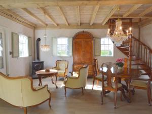 un comedor con mesa y sillas y una escalera en Cozy Holiday Home in Volkel with Sauna, en Volkel