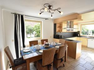 cocina y comedor con mesa y sillas en Holiday home in Zeeland with wide views, en Bruinisse