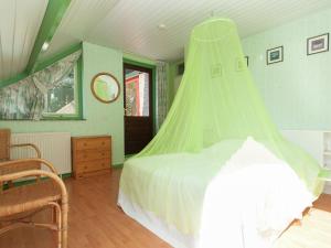 ベルゲン・アーン・ゼーにあるSplendid Apartment in Bergen Ann Zee by the Seaのベッドルーム1室(緑のネット付きベッド1台付)
