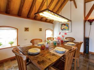 - une salle à manger avec une table et des chaises en bois dans l'établissement Holiday home with garden in Pingjum, à Pingjum
