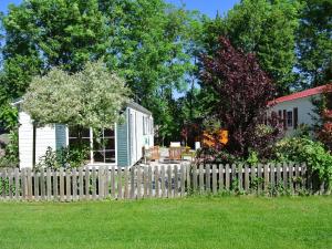 GoedereedeにあるCharming Chalet in Goedereede with Open Areaの家の前の木塀