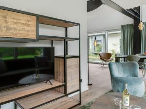 Μια τηλεόραση ή/και κέντρο ψυχαγωγίας στο Bungalow in Texel near National Park