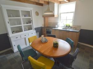 Dapur atau dapur kecil di Picturesque Holiday Home in Drimmelen with Garden