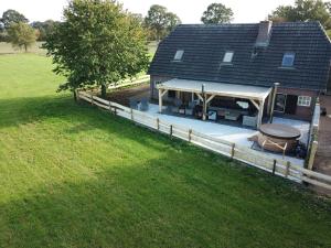 una vista aérea de una casa con terraza y tienda de campaña en Beautiful holiday farm in Holten en Holten