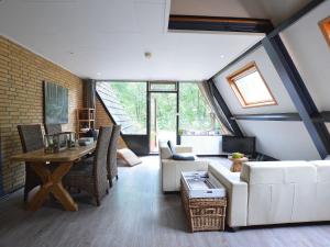 StramproyにあるTranquil Holiday Home in Limburg amid a Forestのリビングルーム(白いソファ、テーブル付)