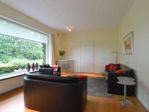 uma sala de estar com dois sofás e uma grande janela em Rural holiday home wildlife spotting Achterhoek em IJzerlo