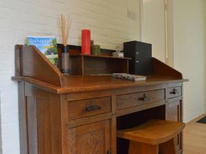 een houten bureau met een boek erop bij Rural holiday home wildlife spotting Achterhoek in IJzerlo