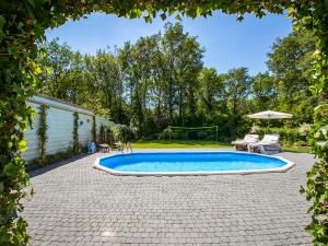 WaterenにあるVilla in Drents-Friese Forest with Poolのプール(テーブル、椅子、パラソル付) +32枚の写真