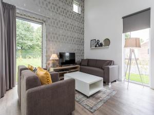 Uma área de estar em Modern villa with a themed kids bedroom in Limburg