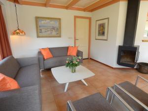 sala de estar con sofá y mesa en Relax in a luxury villa by the dunes, en De Cocksdorp