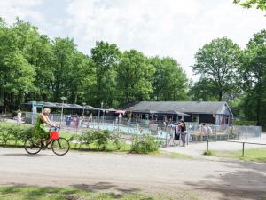 IJhorstにあるTent lodge with covered terrace, in a holiday park in a green environmentの自転車乗り者